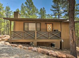 Cozy Cabin Near Colorado River Hike, Bike and Ski，位于Greer的酒店