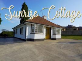 Sunrise Cottage on shores off Lough Gowna，位于Scrabby的低价酒店