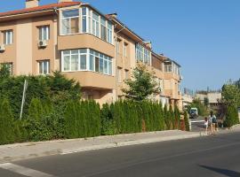 Black Sea View - Luxory apartment by the sea，位于布尔加斯Burgas Central Railway Station附近的酒店