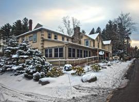 Woodfield Manor - A Sundance Vacations Property，位于CrescoStroudsburg-Pocono Airport - ESP附近的酒店