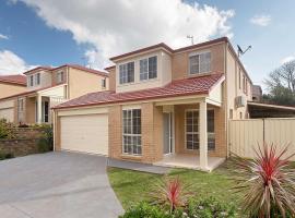 Tomaree Townhouse 5 large air conditioned townhouse and WI-FI，位于尼尔森湾的高尔夫酒店