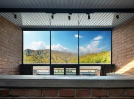 Brickyard Retreat at Mutianyu Great Wall Adjoin to Mutianyu Great Wall - Room with the View of Great Wall - Free Chinese massage experience - Vehicle Shuttle Service - International Catering - SPA& Nail Beauty Facilities，位于怀柔的酒店