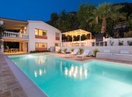 Ionian Garden Villas - Villa Sol，位于贝尼蔡斯的带泳池的酒店