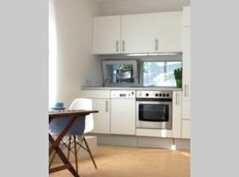 Modern & Friendly Apartment Ammersee，位于Windach的酒店