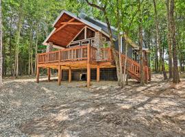 Broken Bow Couples Retreat with Fire Pit and BBQ!，位于布罗肯鲍的公寓