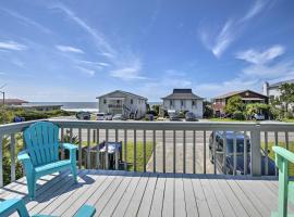 Oak Island Beach Abode with Deck Walk to Shore!，位于橡树岛的度假屋