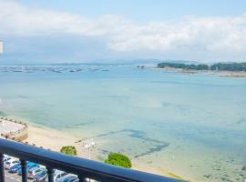 O Grove Centro con vistas a La Toja parking，位于格罗韦的酒店