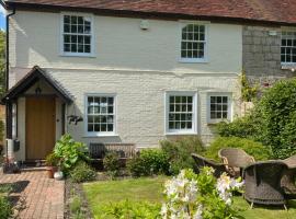 Amazing cottage right in the heart of Ewhurst Green, overlooking Bodiam Castle，位于Sandhurst的酒店