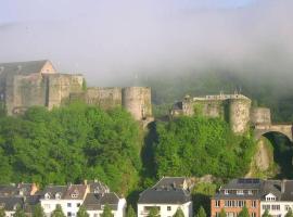 À Bouillon, appartement vintage vue sur le château，位于布永的酒店