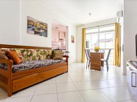 Apto 2 Suites, Ideal Para famílias, 30m do mar，位于弗洛里亚诺波利斯卡纳斯维拉斯海滩附近的酒店