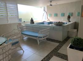 Beachside 4 with private heated plunge pool，位于道格拉斯港的酒店