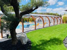 LOGIS Hôtel Restaurant Le Clos Fleuri，位于卡斯泰尔诺达里的酒店