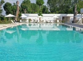 里亚托露营地，位于坎帕尔托的带泳池的酒店