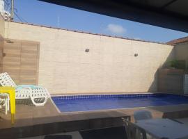 casa com piscina aquecida e churrasqueira em Praia Grande，位于大普拉亚的酒店