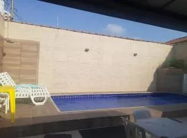 casa com piscina aquecida e churrasqueira em Praia Grande