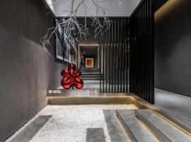 HÉONIC ART-WELLNESS HOTEL & SUITES - Infused with Aesop Therapy - Ultimate Nintendo Switch Gaming Experience - Exclusive 2&3-Bedroom Suites - Near Xi'an Drum Tower & Yongning Gate & Xi'an Museum-Freshly Crafted Coffee - Cozy Cat Playroom，位于西安的酒店
