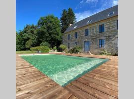 La Lande du Rest - Le Quillio Magnifique ancienne ferme de notables avec piscine chauffée，位于Le Quillio的度假屋