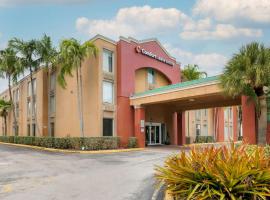 Comfort Inn & Suites Fort Lauderdale West Turnpike，位于劳德代尔堡Lauderdale Lakes Shopping Center附近的酒店