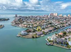 Luxury Rental Walkable To Beach With Wide Water Views