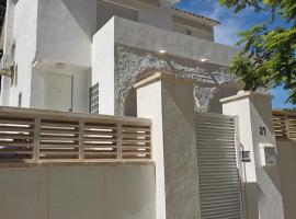 Casa MyA con terreno privado y parking compartido - a 800m de Playa Poniente，位于贝尼多姆的乡村别墅
