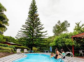 Cabañas La Pradera，位于蒙泰韦尔德哥斯达黎加的带泳池的酒店