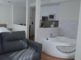 Apartamentos el Beyu，位于坎加斯-德奥尼斯的带按摩浴缸的酒店