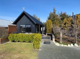 Black Beech House with Stunning Outdoor Bath，位于特卡波湖的别墅