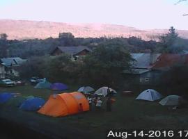 camping aviator, numai TEREN, campare pentru rulote autorulote PERSONALE, Busteni，位于布什泰尼的露营地
