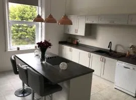 Stunning Bebington Maisonette - large private drive and entrance, good transport links