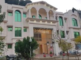 Hotel Pine View & Restaurant，位于Bālākot的酒店
