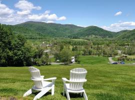 Graves Mountain Farm & Lodges，位于Syria的带停车场的酒店