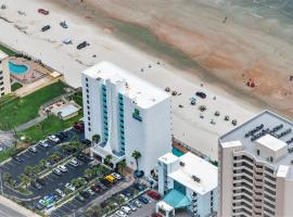 Holiday Inn Express & Suites Oceanfront Daytona Beach Shores, an IHG Hotel，位于代托纳海滩海盗冒险岛高尔夫球场附近的酒店