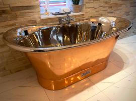 Pamper yourself in our DOUBLE SIZED copper tub -2 bedroom villa，位于因弗内斯的公寓