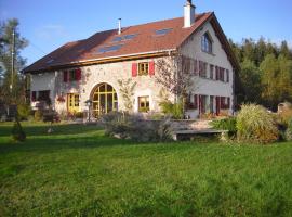 "Chambre Merisier" dans une ferme avec étang privé au coeur de la région des mille étangs, Faucogney-et-La-Mer，位于Faucogney-et-la-Mer的住宿加早餐旅馆