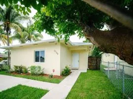 New house on the block near Miami Airport.，位于迈阿密的乡村别墅