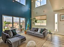 Reno Townhome with Mountain-View Rooftop Deck!，位于里诺的乡村别墅
