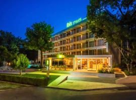 ibis Styles Golden Sands Roomer Hotel，位于金沙Party Street附近的酒店