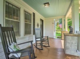 Cozy Home with Views Less Than 1 Mi to Lake Junaluska!，位于韦恩斯维尔的酒店