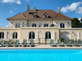 Magnifique villa de charme avec piscine，位于卡斯泰勒雅卢的酒店