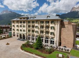 Grand Hotel Savoia Cortina d'Ampezzo, A Radisson Collection Hotel，位于科尔蒂纳丹佩佐科尔蒂纳-曼德勒斯-法罗里亚附近的酒店