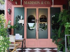 Madison Hotel，位于洛坤府的酒店