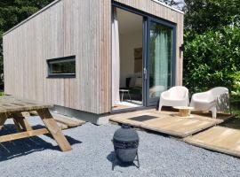 Modern Tiny House op rustig Watersportpark，位于Elahuizen的小屋