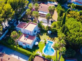 Villa estilo californiano con piscina，位于罗达德瓦拉的酒店