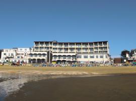 Sandringham Hotel - Seafront, Sandown --- Car Ferry Optional Extra 92 pounds Return from Southampton，位于桑当的酒店