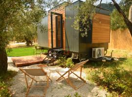 Cozy Tiny House Surrounded by Olive Grove near Beach in Ayvacik，位于库古库俞的酒店