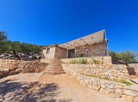 Luxury stone house in a Nature park，位于萨利的别墅