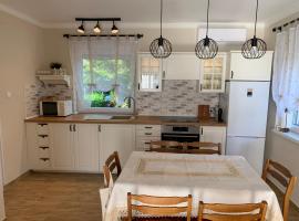 Erika Apartmanház，位于栋博堡的酒店