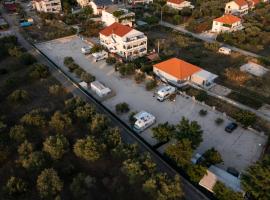 Camping Sukošan Beach，位于苏科尚的酒店