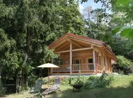 Blockhaus Chalet mit eigenem Badefass und Infrarotsauna auf der Terrasse