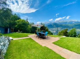 Eco Lodge with Jacuzzi and View in the Swiss Alps，位于格荣的乡村别墅